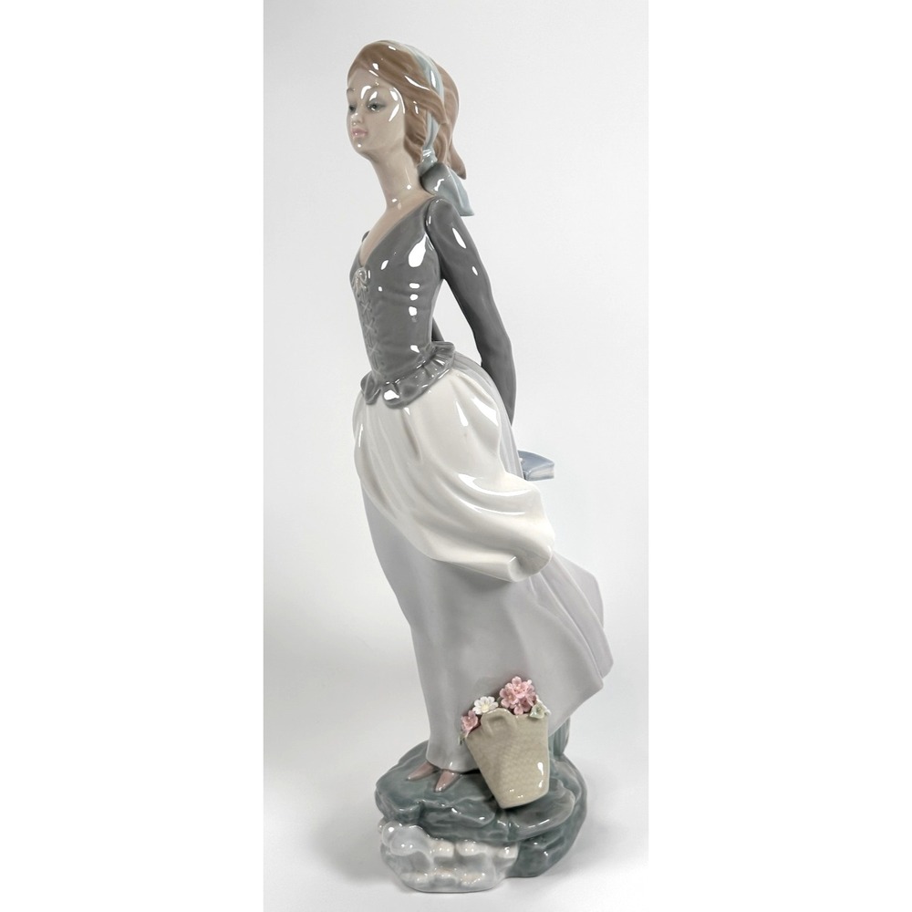 Lladró Sea Breeze Brisa Marina 4922 Wind Blown Girl Porcelain Spain Retired Box